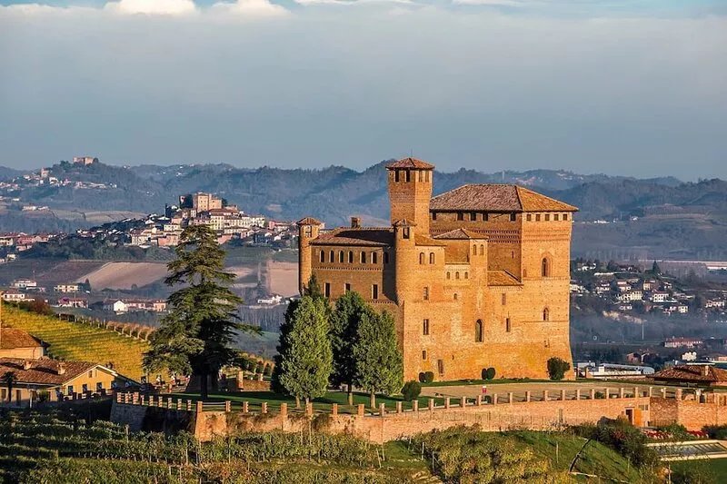 Villa Mezzaluna with private pool, A/C, Wi-fi on the Langhe hills, 5km from