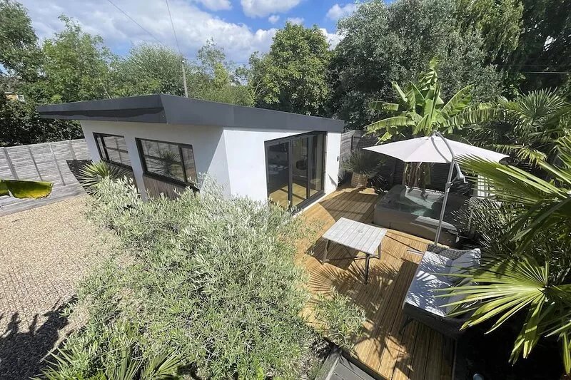 River guest house with jacuzzi, fire and boat hire