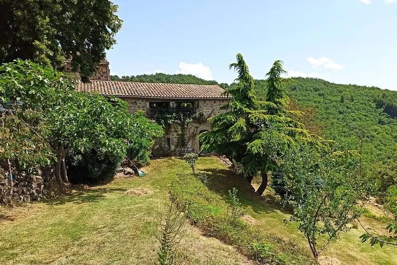 Meublé de 4 à 14 personnes. Aire extérieur privée 300 m². Piscine commune.