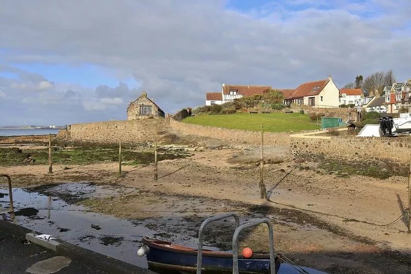 A stunning 3 bedroomed house with a commanding view over the harbour of Lower