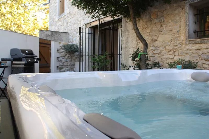 "Pietra Viva "Luxury stone house Montpellier Pic-Saint-Loup, sauna and spa.