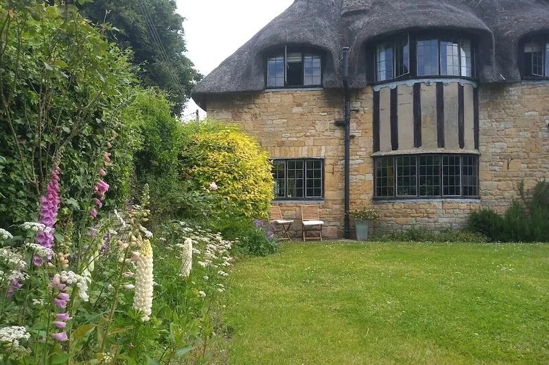 Cotswolds Thatch Cottage, countryside views, walk to shops.