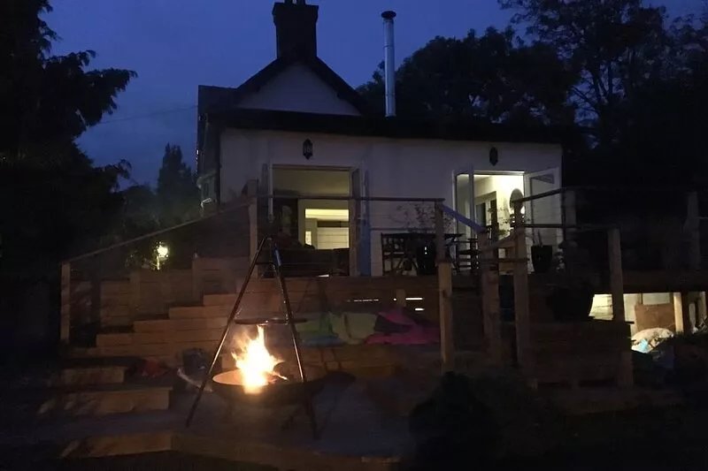 White Cottage - Quaint & cosy railway cottage just a stone's throw from beach