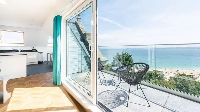 Porthia Penthouse, 2 bedrooms, 2 bathrooms, sea views, parking and free WiFi