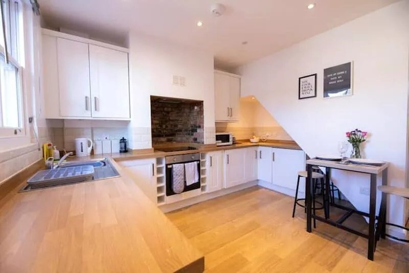 Eighty-Eight, Cathedral View with Private Parking & EV Charger