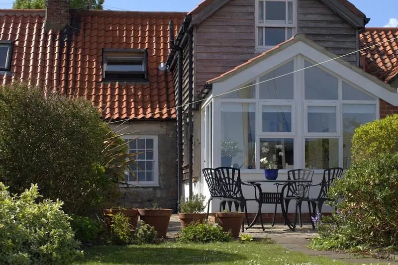 2 bedroom cottage on Holy Island with spacious walled garden and sea views