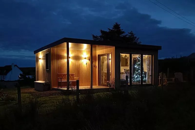 Luxury self-catering cabin - panoramic mountain views, short walk from the beach