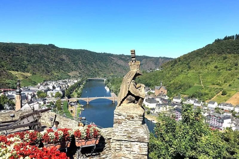 Apartment with balcony directly on the banks and with a view of the Moselle