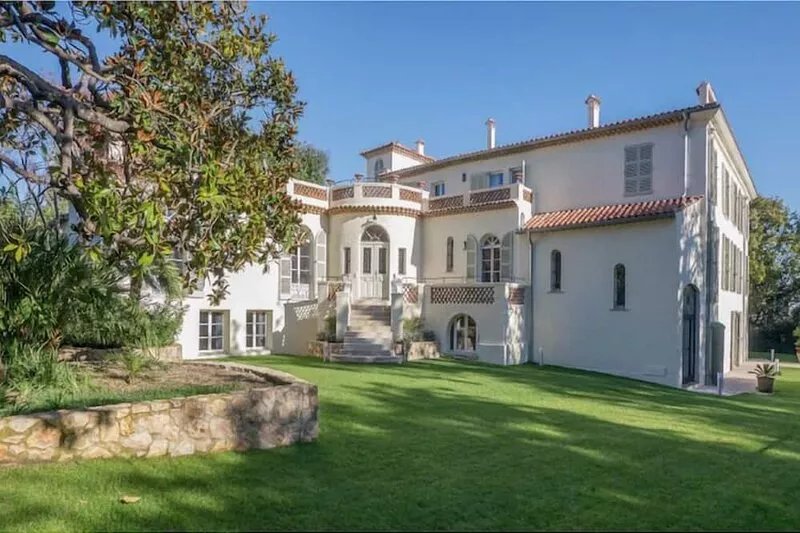 Villa Guide, 760m2, Atypique Cap D'Antibes Booking from Saturday to Saturday