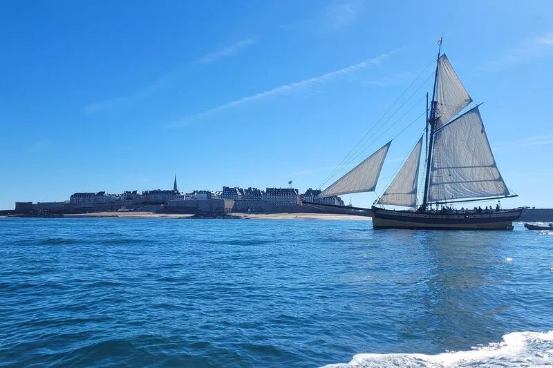 Family house, walking distance to the beach, near St Malo