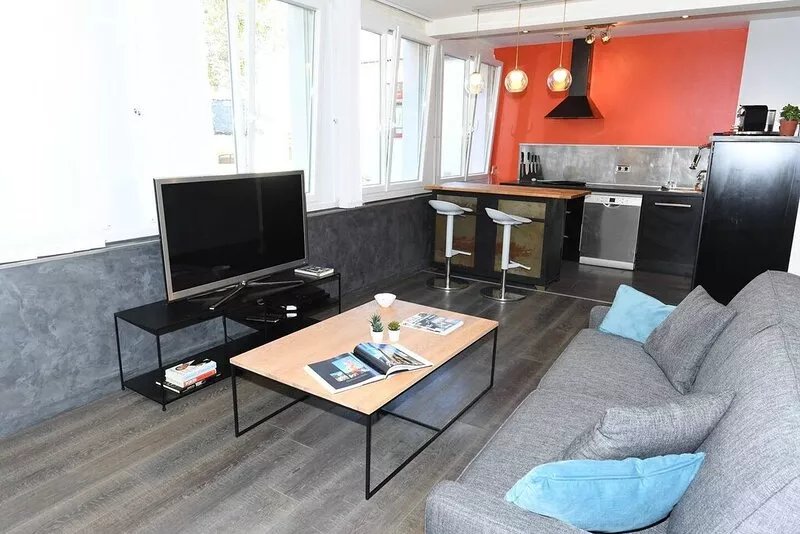 Apartment, 100m from the port.