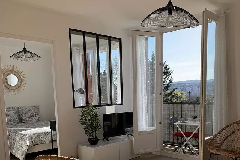 Renovated 3-bedroom city center apartment with parking
