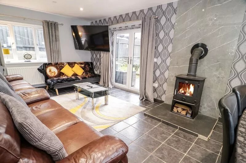 MEADOW VIEW, pet friendly, country holiday cottage in Benllech
