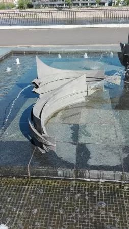 Fischbrunnen am Elbufer