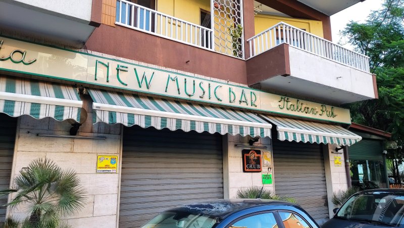 New Music Bar Italian Pub