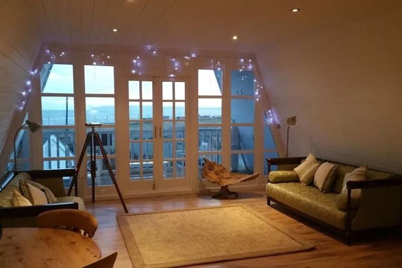 Spacious accommodation 50m to the beach
