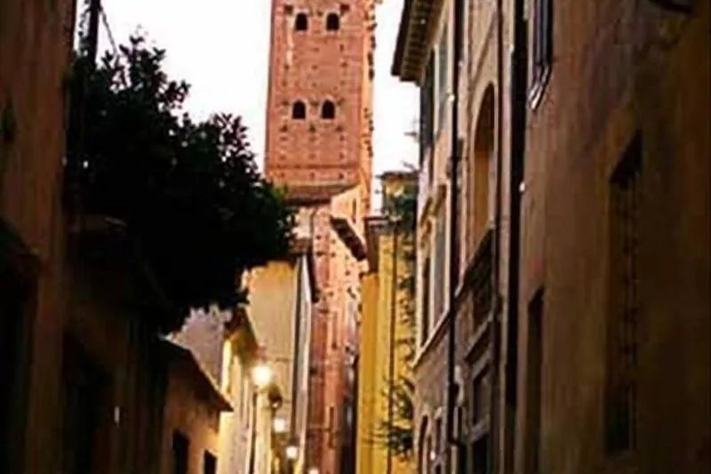 Peaceful 2BR 2BA Apt W/in Historic Heart of Lucca's Walls. Air Con & Free Wifi