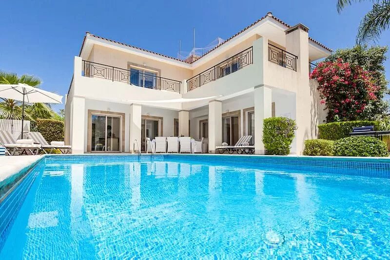 Private HEATED Pool + Jacuzzi/Spa, stylishly furnished, Nr Paphos/Coral Bay