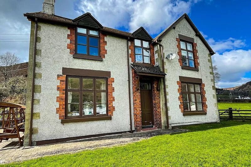 THE FARM HOUSE, pet friendly, character holiday cottage in Llangollen