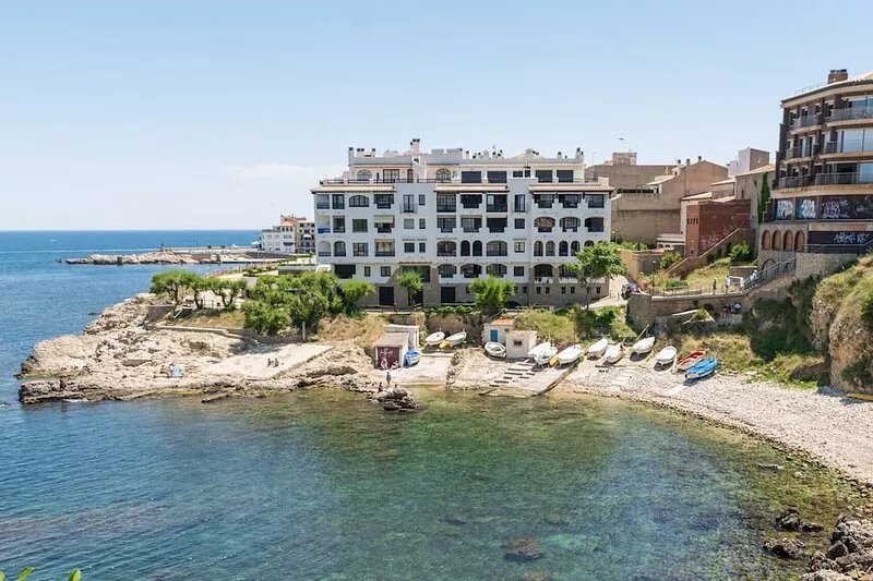 Claudia: Exclusive villa 100 m. from the beaches of Empurias