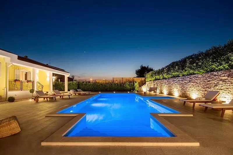VILLA DELMATI with tennis court, swimming pool with whirlpool, 5 bedrooms