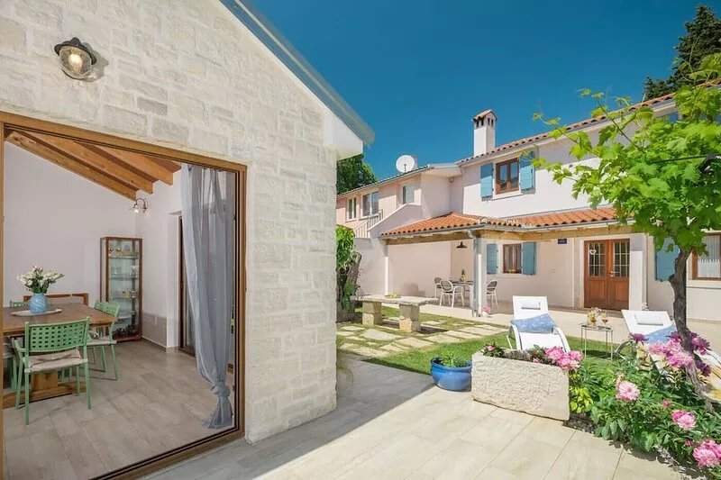 Charming Family And Pet-Friendly Home which Offers You Really Nice Accommodation
