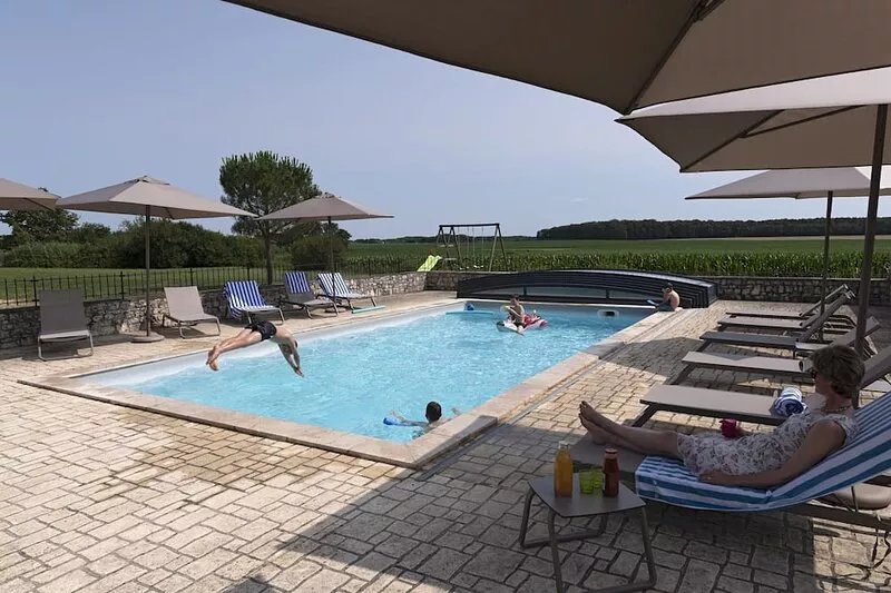 Spacious house, private pool, 10 to 15 p.