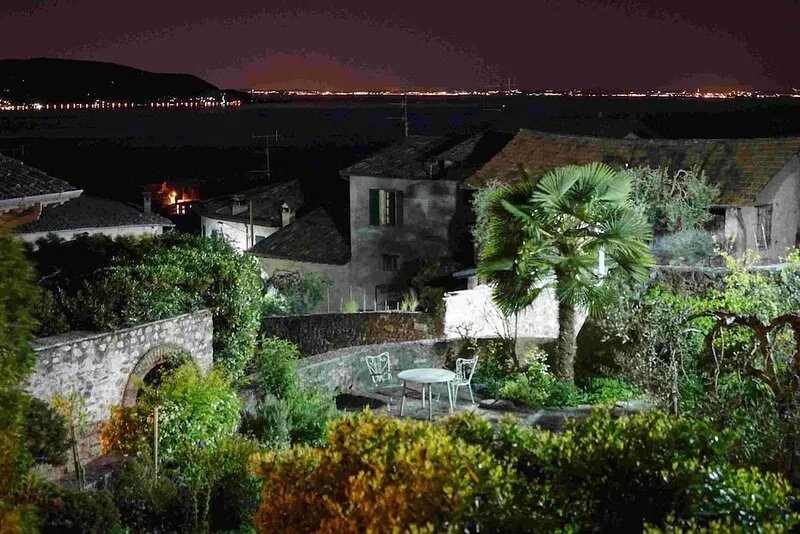 House in the paradise garden above v. Gargnano for individuals u. Children