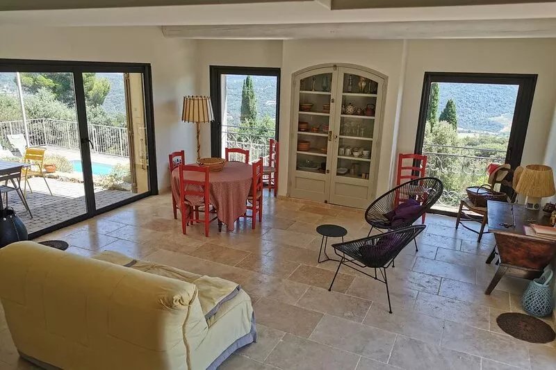 Renovated sheepfold in Provence in an exceptional site with swimming pool