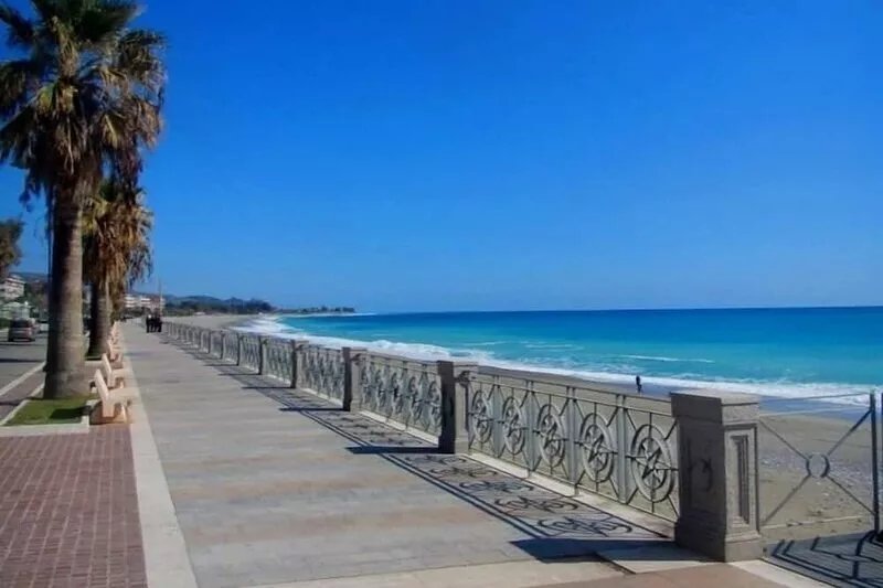 Caulonia Marina  apartment with POOL, 5 minutes walk to the beach