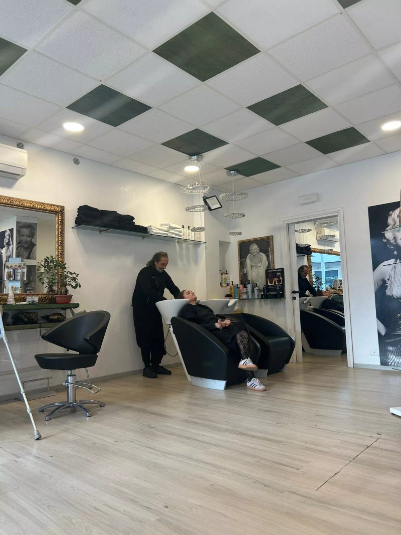 Divina Hairdresser