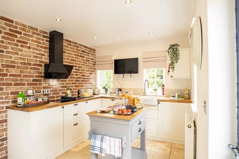 Mackintosh Cottage - Family friendly, pet friendly, business bookings welcome.