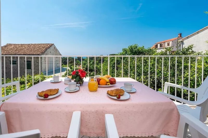Apartment Lena - Three-Bedroom Apartment with Balcony and Sea View