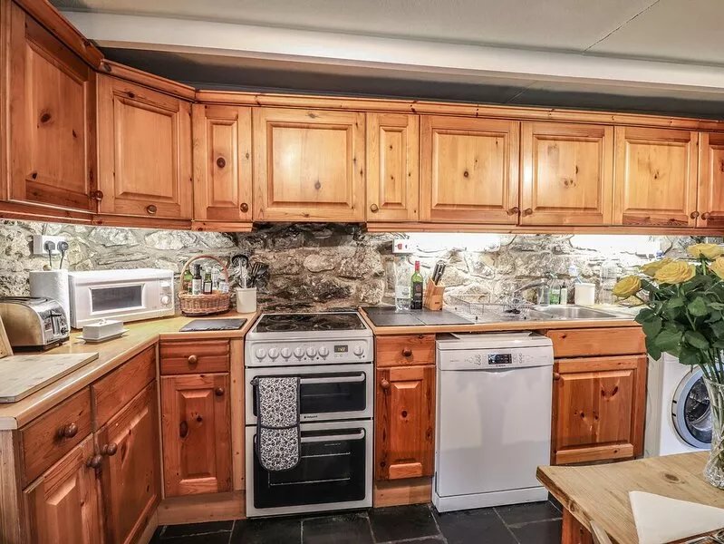 TYDDYN BACH, family friendly in Newport, Pembrokeshire