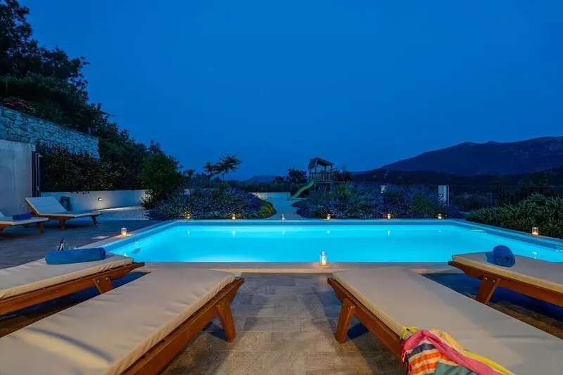Villa Belina: 4 ensuite bedrooms, game room, heated pool, sauna & gym