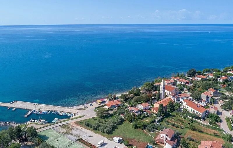Ground floor Apartment Orzan I with terrace near to the Beach