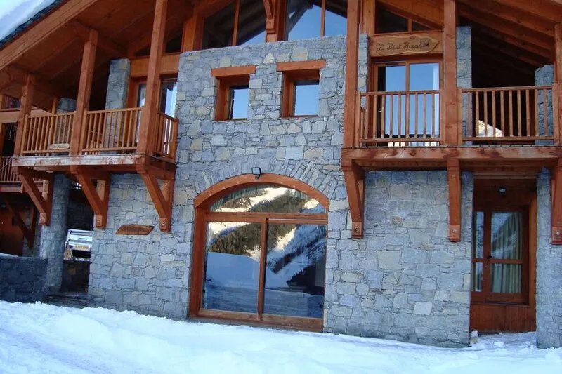 CHALET HELENE WITH PRIVATE JACUZZI AND SKING VIRTUALLY ON DOORSTEP SLEEPS8