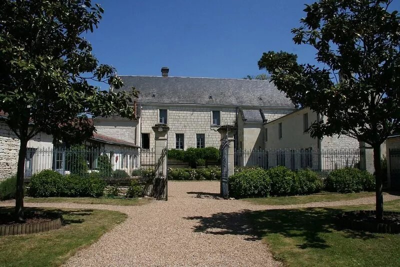 Stone Cottage, 2 bedrooms up to 6, pool, in a XVIIth C Castle, Loire Valley