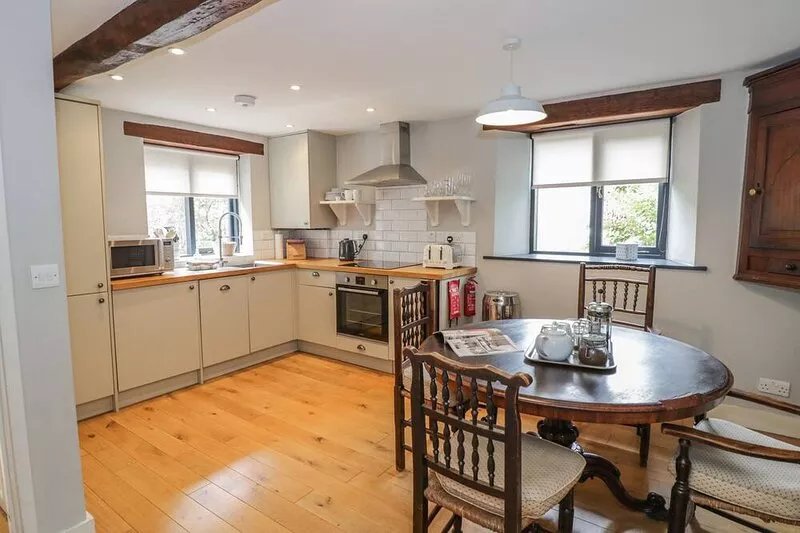 THE COTTAGE, pet friendly, with open fire in Chipping Campden