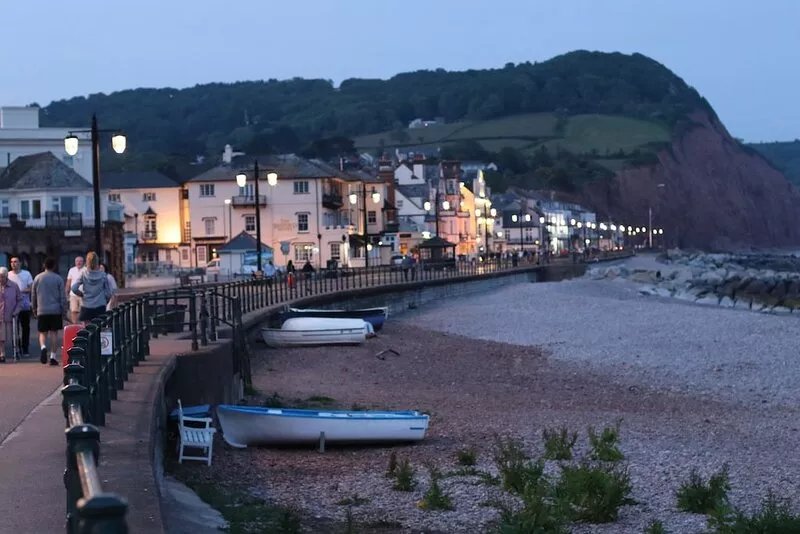 Ground Floor apartment, close to beach and town centre, with parking
