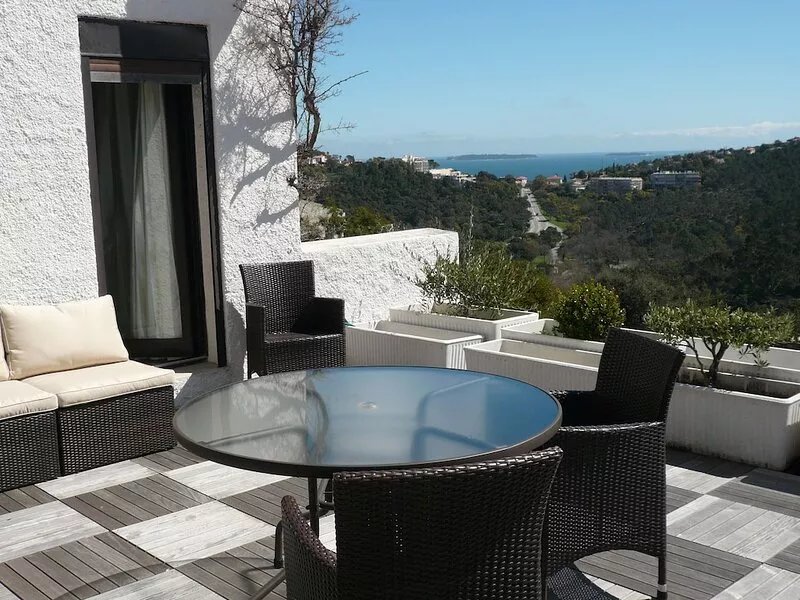 Apartment / Villa sea view, secure domain with swimming pool & tennis court