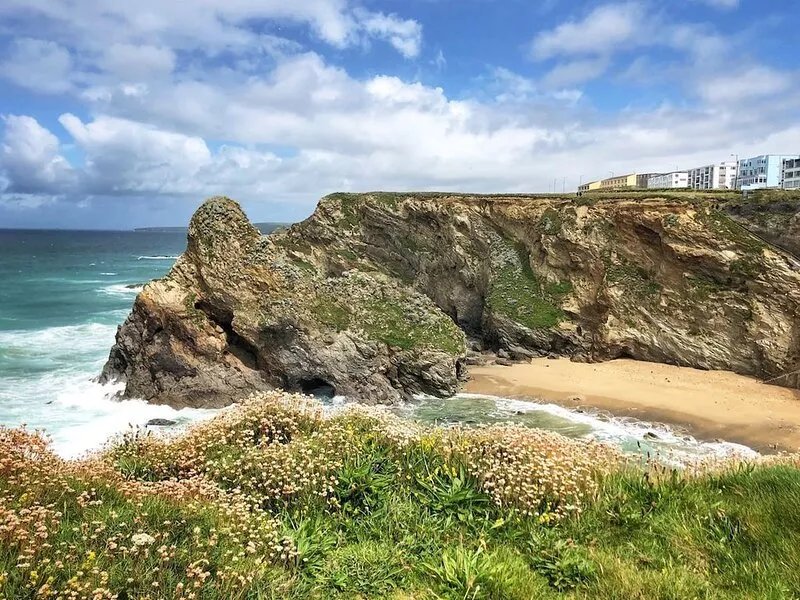 18 Coastline Court is a beautiful cliff top apartment with outstanding views