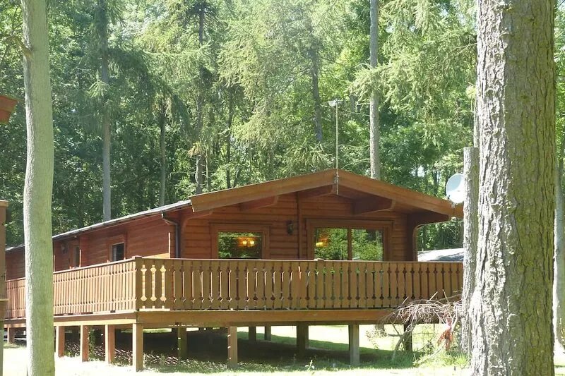 Luxurious 3 Bed Log Cabin Holiday Lodge in Louth, Lincolnshire (3B Sleeps6)