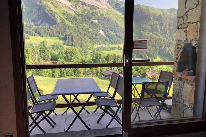 La Clusaz Ski Apartment, 3***south facing with glorious mountain views + balcony