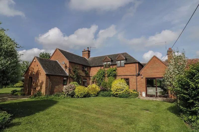 HIGHCROFT, pet friendly, with open fire in Stratford-Upon-Avon