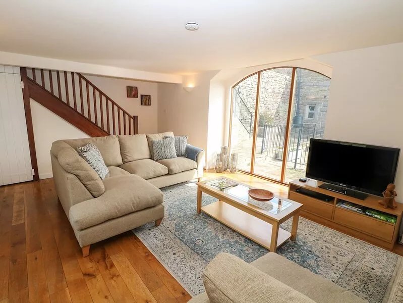BROADWOOD BARN, pet friendly, character holiday cottage in Hathersage