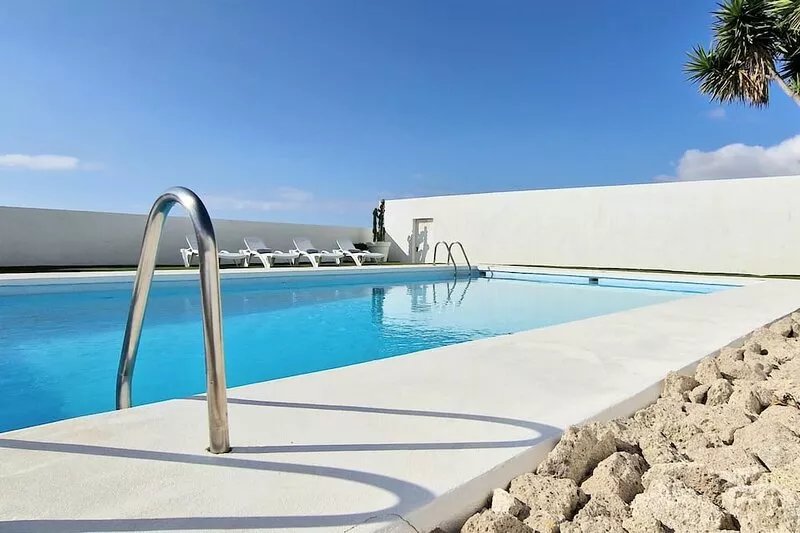 Private house with pool & garden