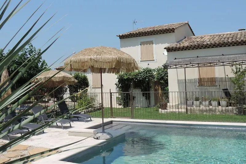Vacation home Le Faré Tchanqué *** 500 m from the LUBERON with swimming pool.