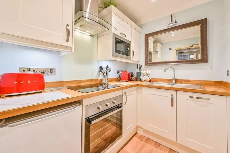 Light & bright first floor apartment with superking/ twin bed overlooks gardens.