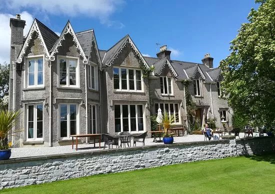 Parc-Le-Breos House